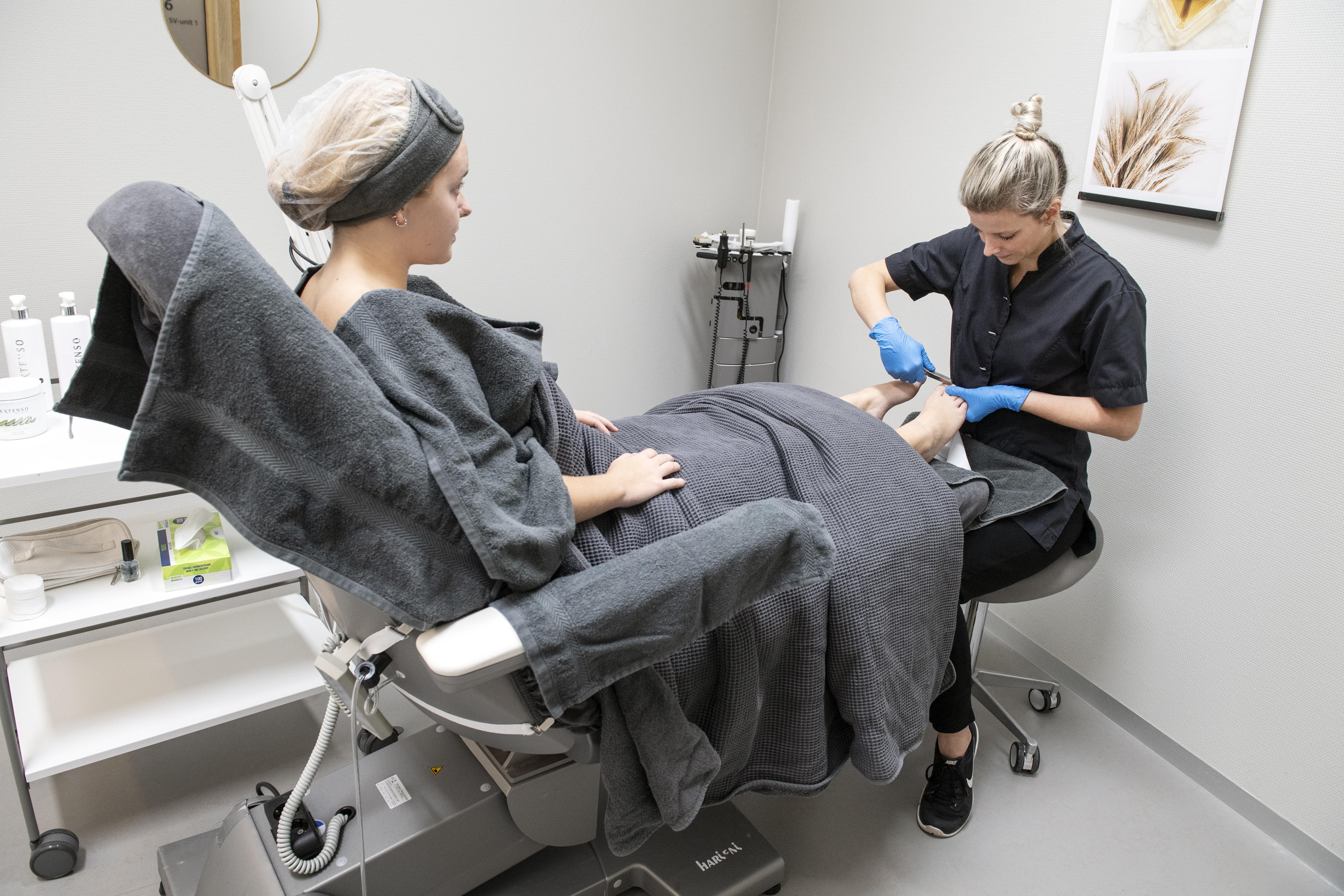 Rugpijn tijdens behandelingen? Dit is de oplossing voor nagelstylisten en salons