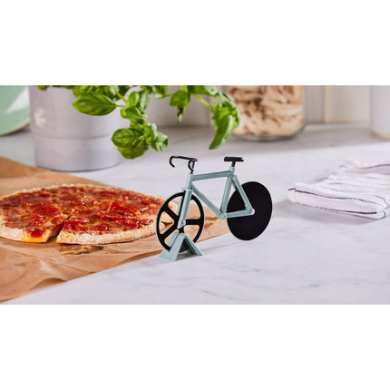Altom Design Pizzasnijder Met Antiaanbaklaag - Uniek Design Met 2 Messen - Racefiets Met Standaard - Groen - Pizza Mes
