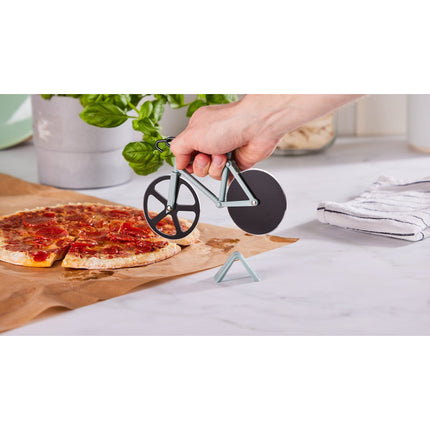 Altom Design Pizzasnijder Met Antiaanbaklaag - Uniek Design Met 2 Messen - Racefiets Met Standaard - Groen - Pizza Mes