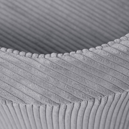 Detail van ribstof structuur – zachte grijze corduroy bekleding van kinderfauteuil